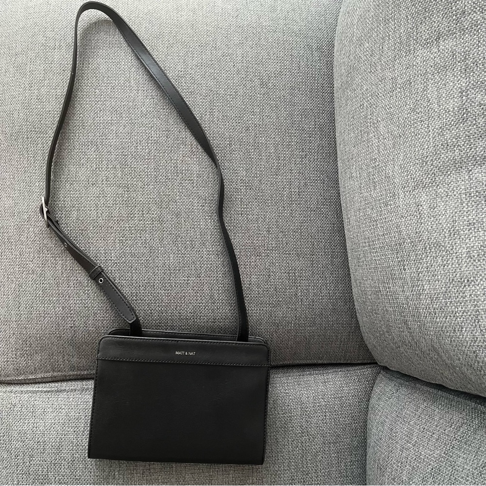 NEW Matt & Nat adjustable crossbody black vegan leather bag with 2 compartments - Picture 4 of 7